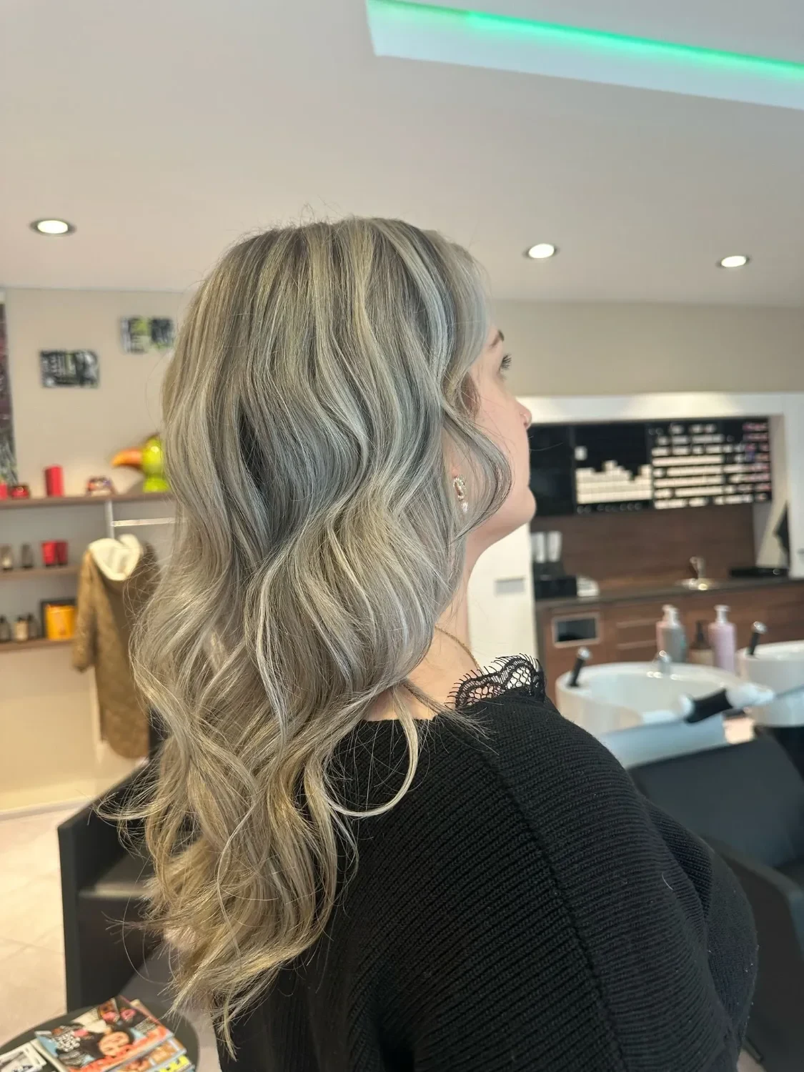 Balayage in Aschblond: Wellen, im Salon fotografiert