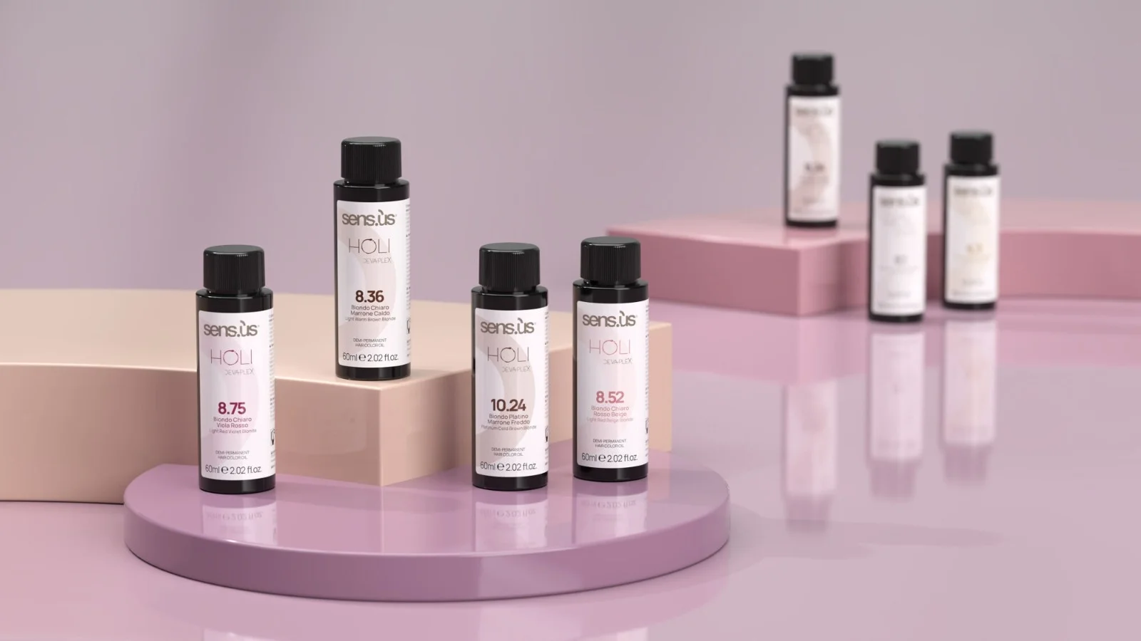 Fläschchen der Haarfarbe Holi von Sens.ùs in verschiedenen Blondnuancen auf rosa und beigen Podesten