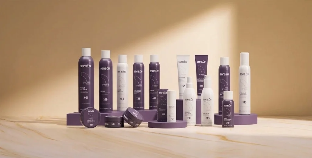Stylingprodukte von Sens.ùs in Lila und Weiß: Sprays, Fluids, Tuben und Tiegel