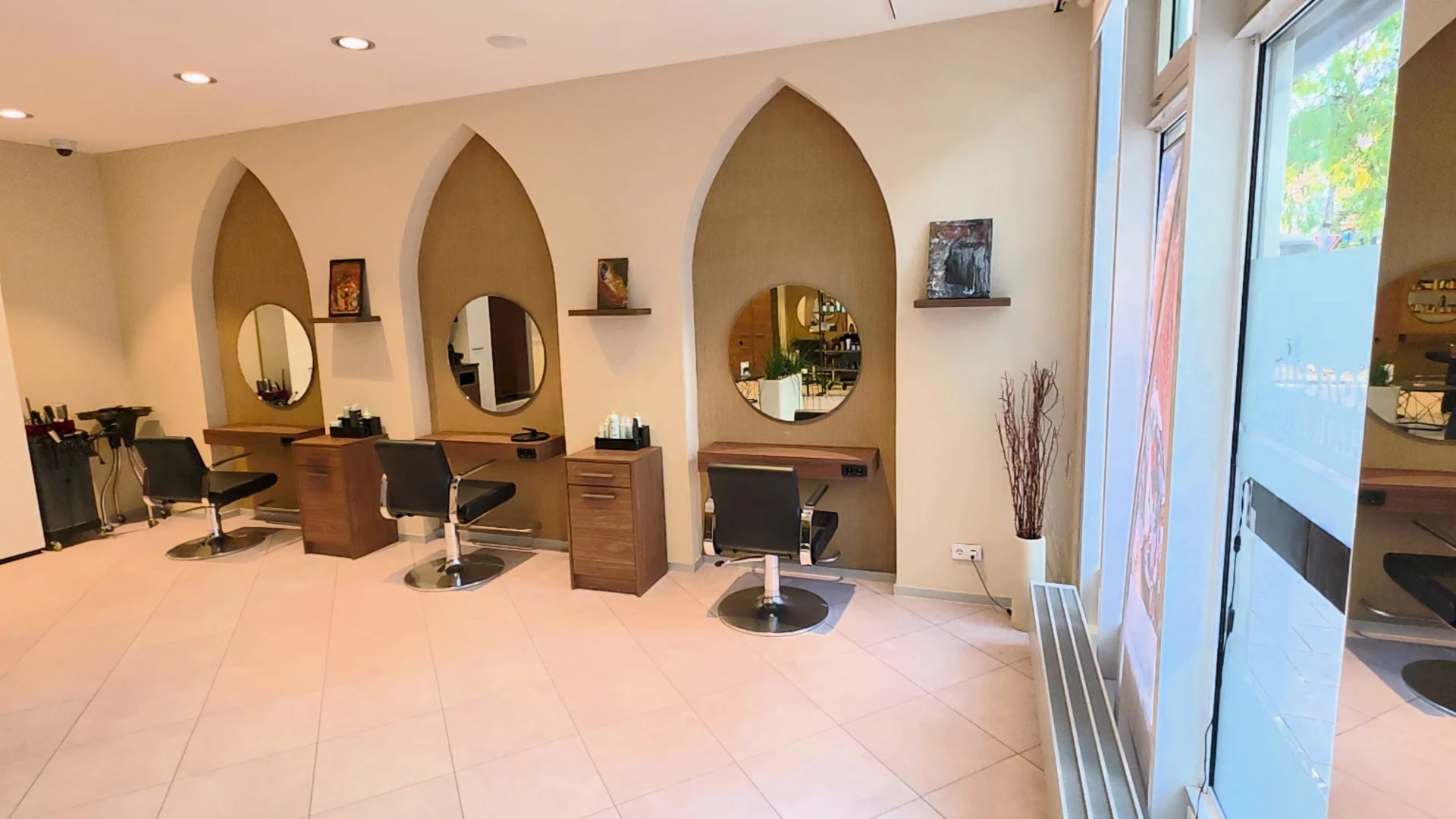 Blick in die Antonella Hair Lounge, Friseur in Ludwigsburg-Mitte: Spiegelplätze in Nischen mit Spitzbogen